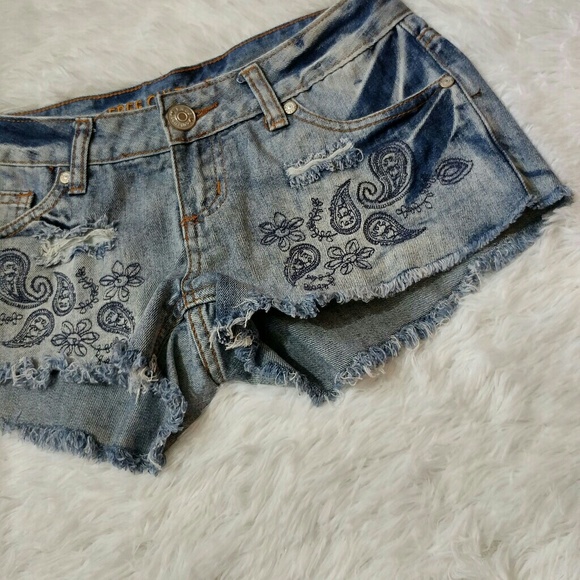 🔴 Free Culture Embroidered Cut Off Denim Shorts - Picture 4 of 8